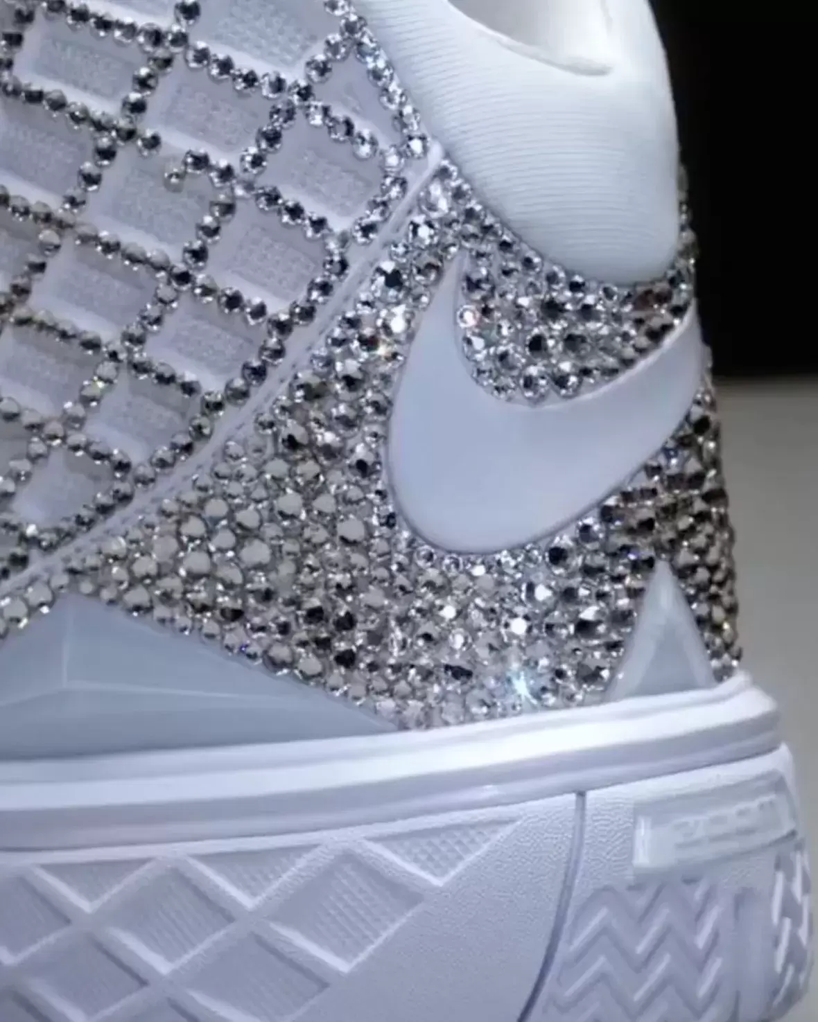 Nike Kobe 3 Protro, Nike Kobe 3, Nike - 凡妮莎-布萊恩特揭秘耐克 Kobe 3 Protro "Halo Diamond "施華洛世奇 PE