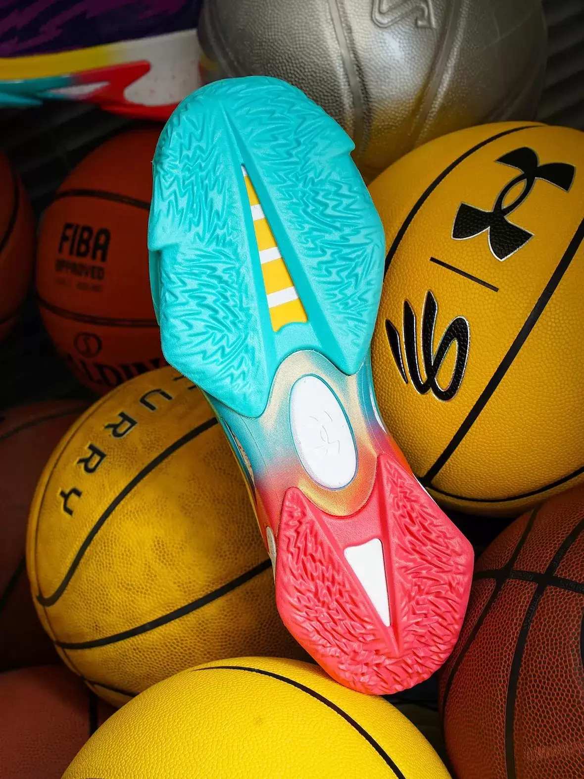 UA 庫里系列 7 "世界巡迴賽 "8 月 22 日發佈 Under Armour, Curry 7 - UA 庫里系列 7 "世界巡迴賽 "8 月 22 日發佈