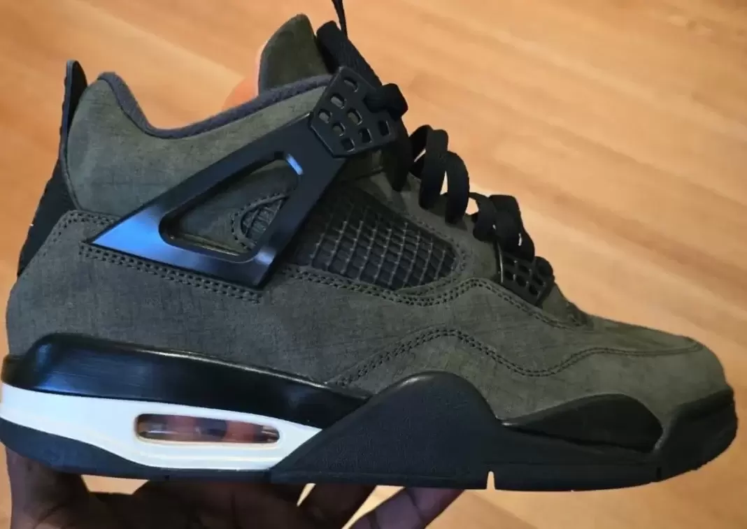 Undefeated, Air Jordan 4 Undefeated, Air Jordan 4, Air Jordan - Undefeated x Air Jordan 4 2025 帶躍馬標志的 "親友團 "亮相