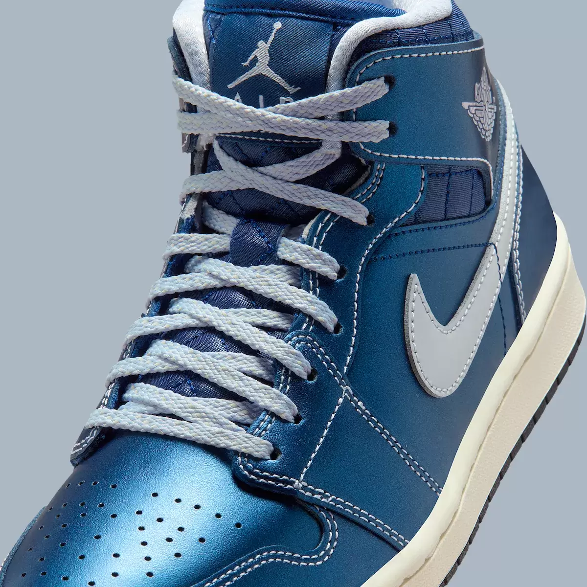 Air Jordan 1 Mid 採用金屬藍外觀 Air Jordan 1 Mid, Air Jordan 1, Air Jordan - Air Jordan 1 Mid 採用金屬藍外觀