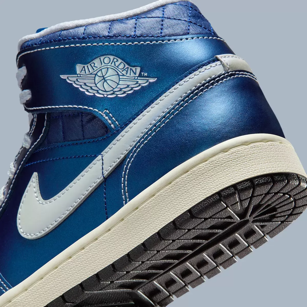 Air Jordan 1 Mid 採用金屬藍外觀 Air Jordan 1 Mid, Air Jordan 1, Air Jordan - Air Jordan 1 Mid 採用金屬藍外觀