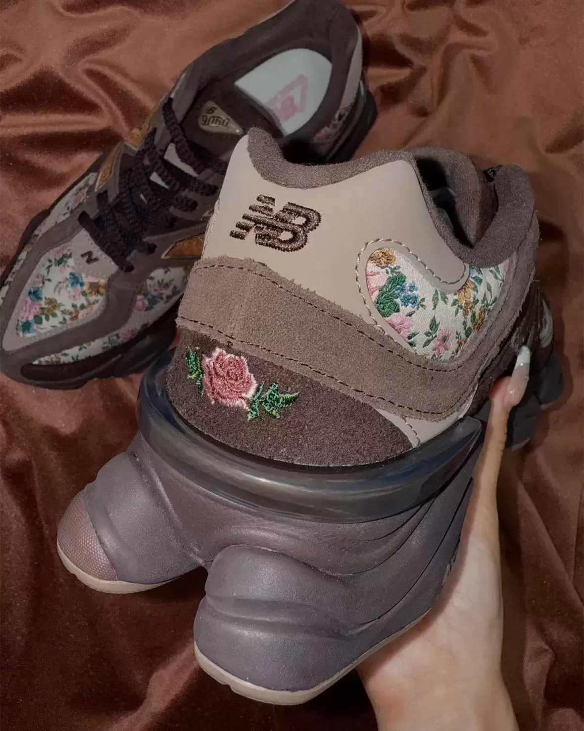 New Balance 9060, New Balance, atmos - atmos Pink x New Balance 9060 採用花卉印花設計