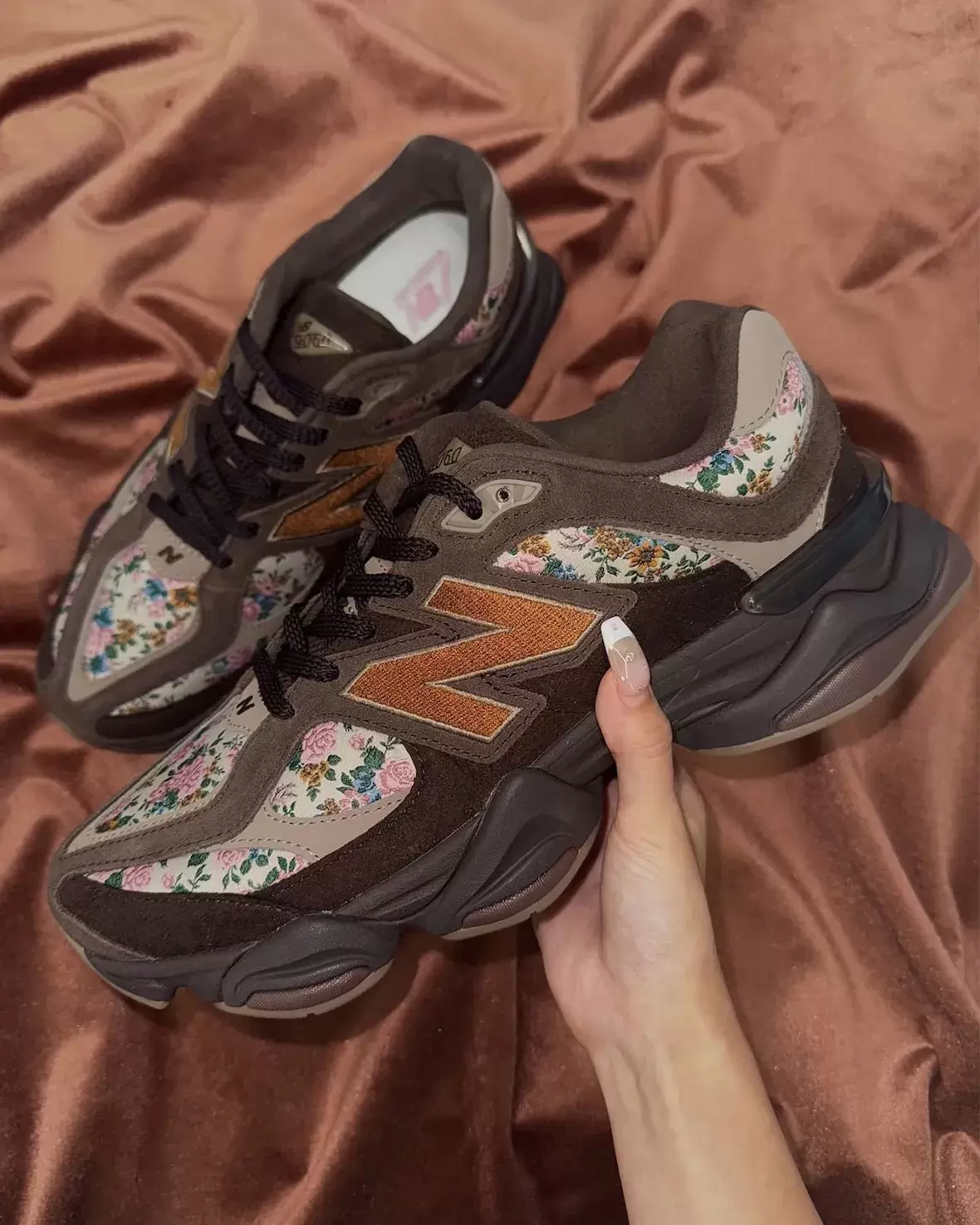 New Balance 9060, New Balance, atmos - atmos Pink x New Balance 9060 採用花卉印花設計