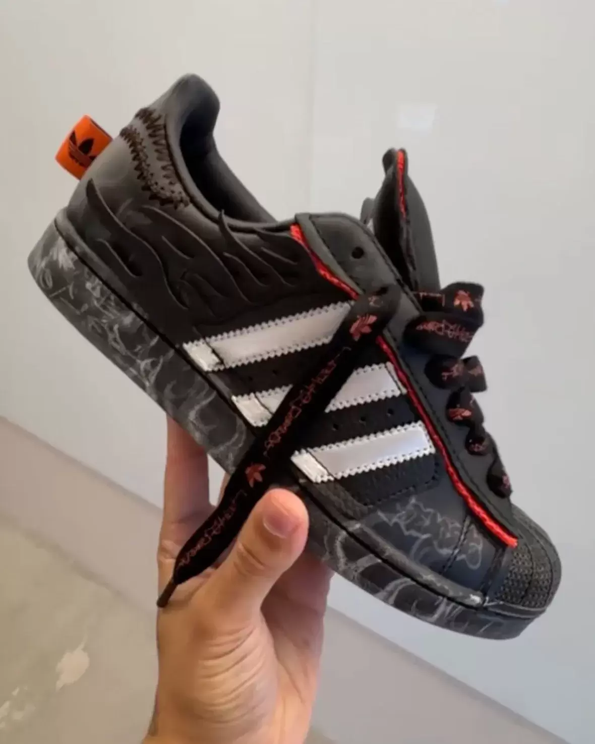 Hellstar x adidas Superstar 將火焰帶入 2025 年的發佈會 adidas superstar, adidas - Hellstar x adidas Superstar 將火焰帶入 2025 年的發佈會