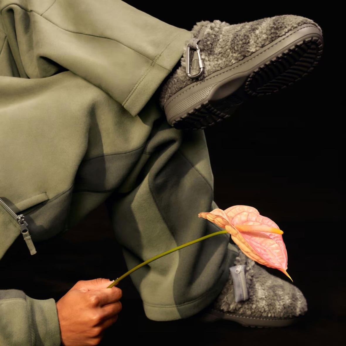 Hollister x Crocs 經典 "Unfurgettable "木屐系列 9 月 9 日發佈 Crocs - Hollister x Crocs 經典 "Unfurgettable "木屐系列 9 月 9 日發佈
