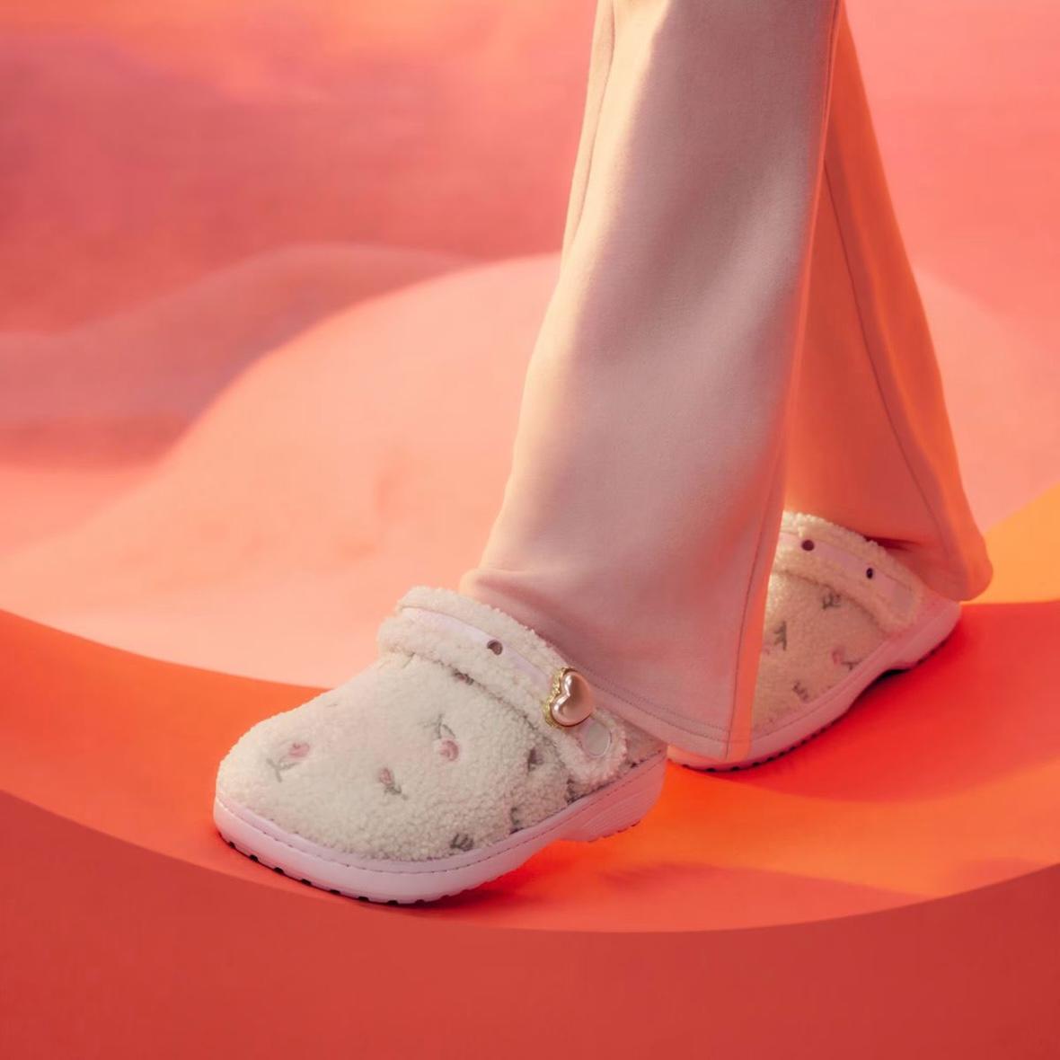 Hollister x Crocs 經典 "Unfurgettable "木屐系列 9 月 9 日發佈 Crocs - Hollister x Crocs 經典 "Unfurgettable "木屐系列 9 月 9 日發佈