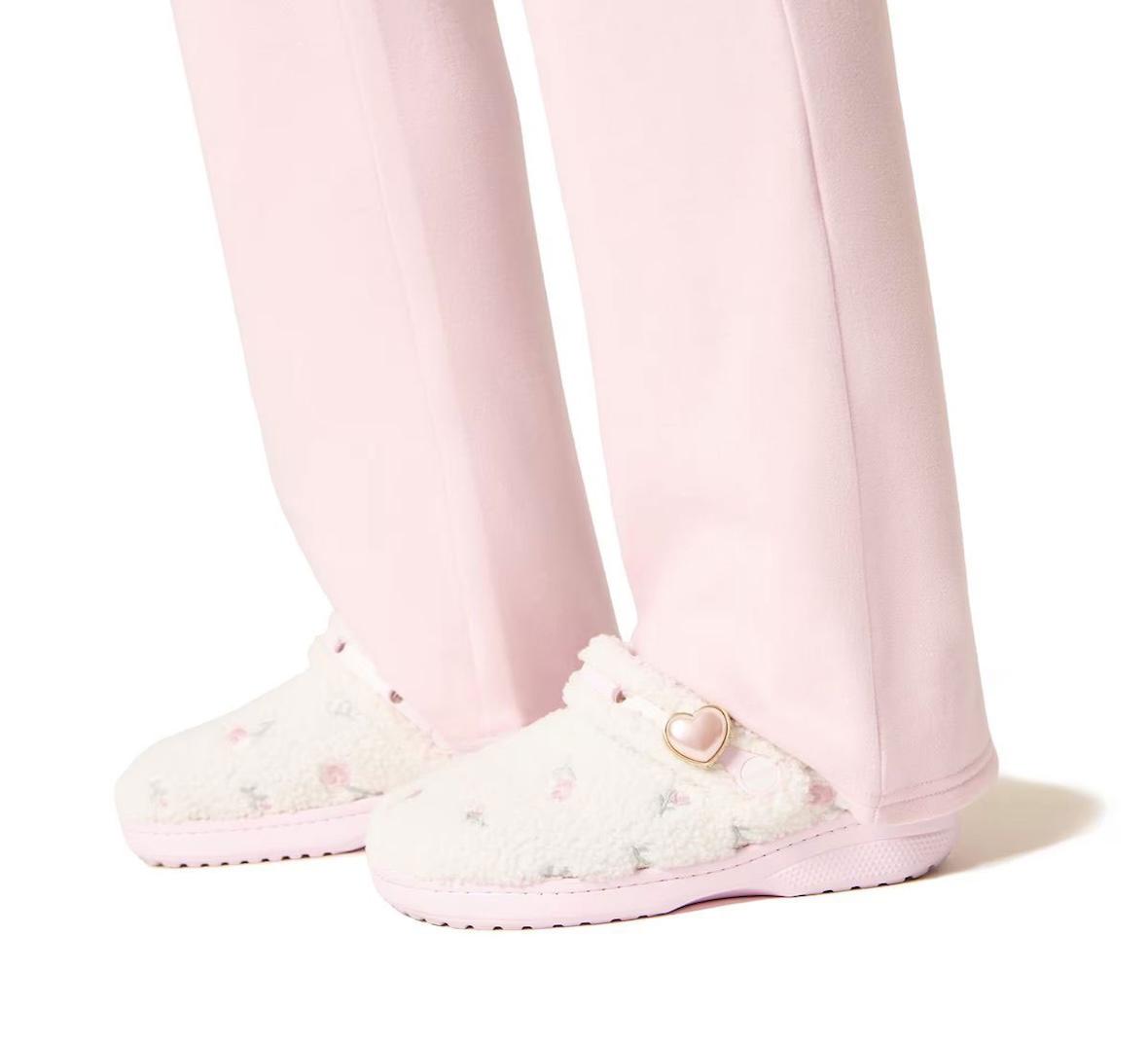 Hollister x Crocs 經典 "Unfurgettable "木屐系列 9 月 9 日發佈 Crocs - Hollister x Crocs 經典 "Unfurgettable "木屐系列 9 月 9 日發佈