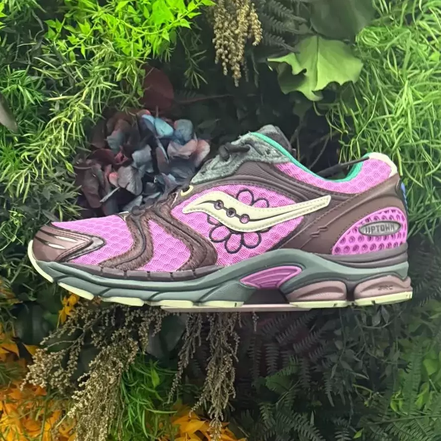 用植物換 Jae Tips 的 Saucony ProGrid Triumph 4 "花開上城 "套裝 Saucony Pro Grid Triumph 4, Saucony, Jae Tips - 用植物換 Jae Tips 的 Saucony ProGrid Triumph 4 "花開上城 "套裝