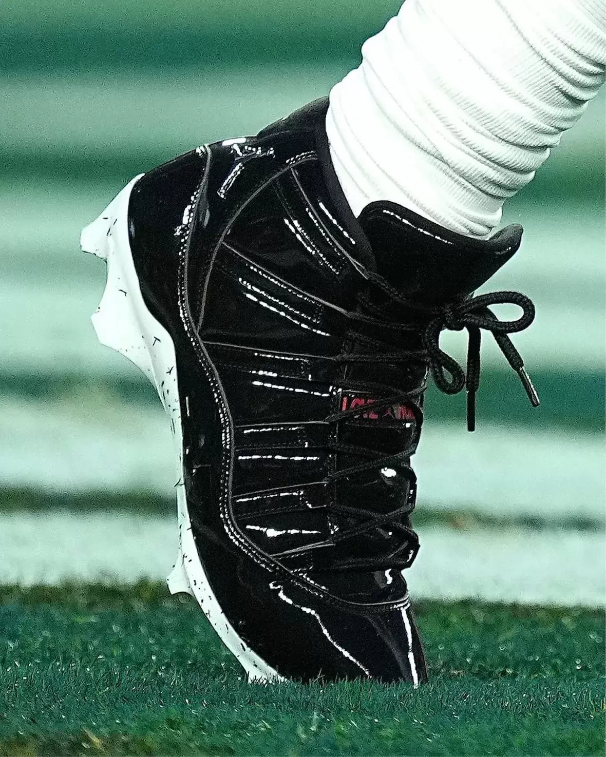 傑倫-赫茨為 2025 年 NFL 賽季揭幕戰首秀 Air Jordan 11 "Love Hurts "球鞋 Air Jordan 11 Cleats, Air Jordan 11, Air Jordan 1, Air Jordan - 傑倫-赫茨為 2025 年 NFL 賽季揭幕戰首秀 Air Jordan 11 "Love Hurts "球鞋