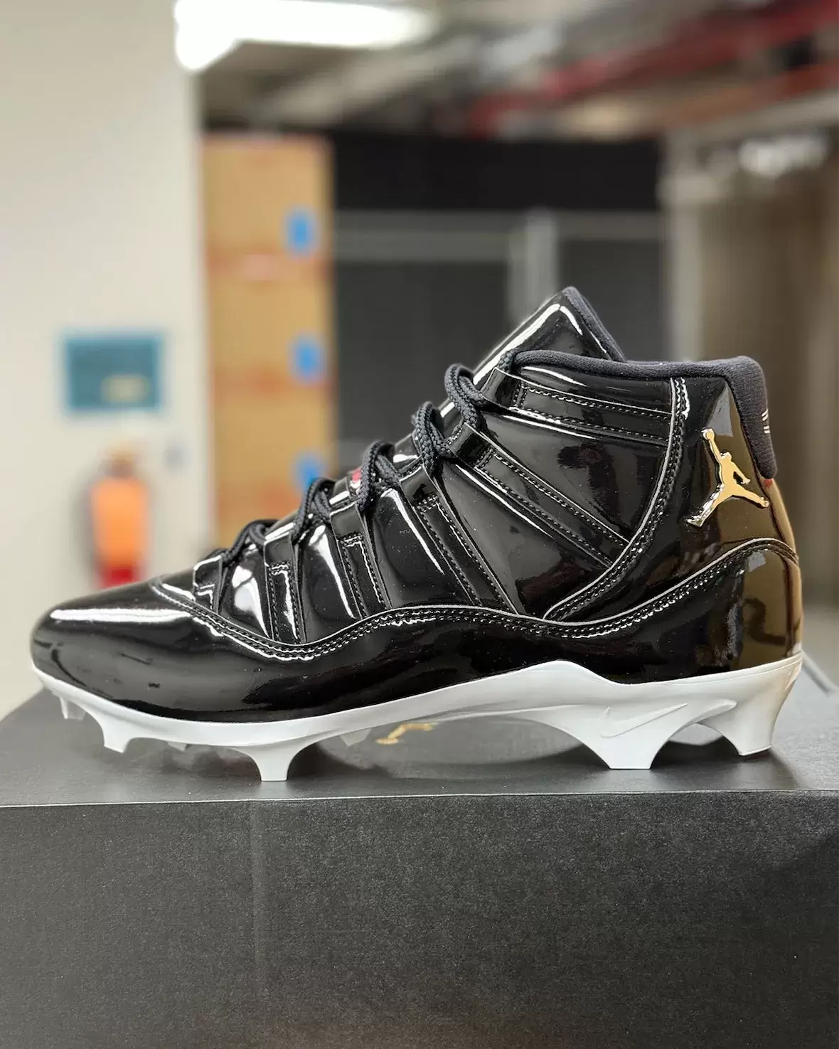 傑倫-赫茨為 2025 年 NFL 賽季揭幕戰首秀 Air Jordan 11 "Love Hurts "球鞋 Air Jordan 11 Cleats, Air Jordan 11, Air Jordan 1, Air Jordan - 傑倫-赫茨為 2025 年 NFL 賽季揭幕戰首秀 Air Jordan 11 "Love Hurts "球鞋