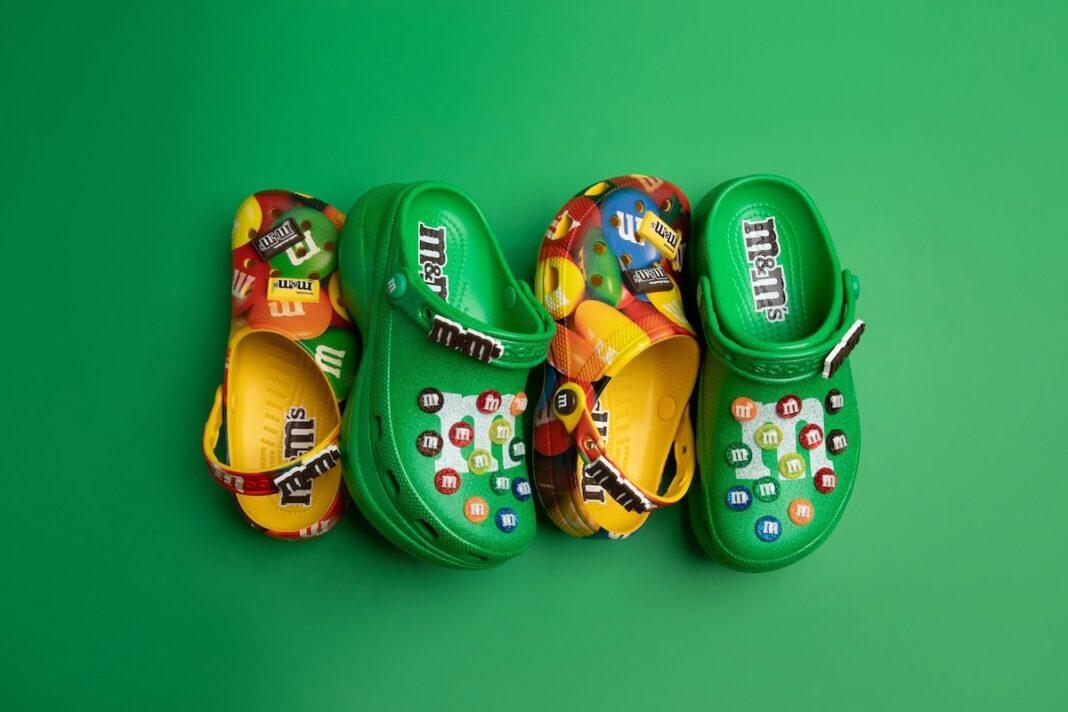 Crocs - Crocs 與 M&M'S 合作推出彩色木屐和 Jibbitz 包