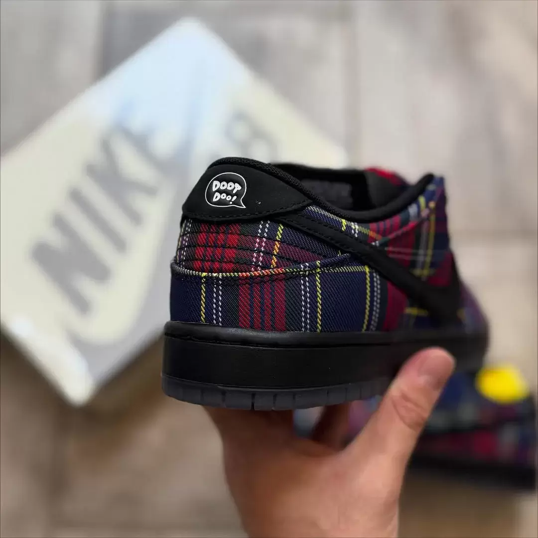 Nardwuar x Nike SB Dunk Low "格子呢 "2025 年假日發佈 Nike SB Dunk Low, Nike SB, Nike - Nardwuar x Nike SB Dunk Low "格子呢 "2025 年假日發佈