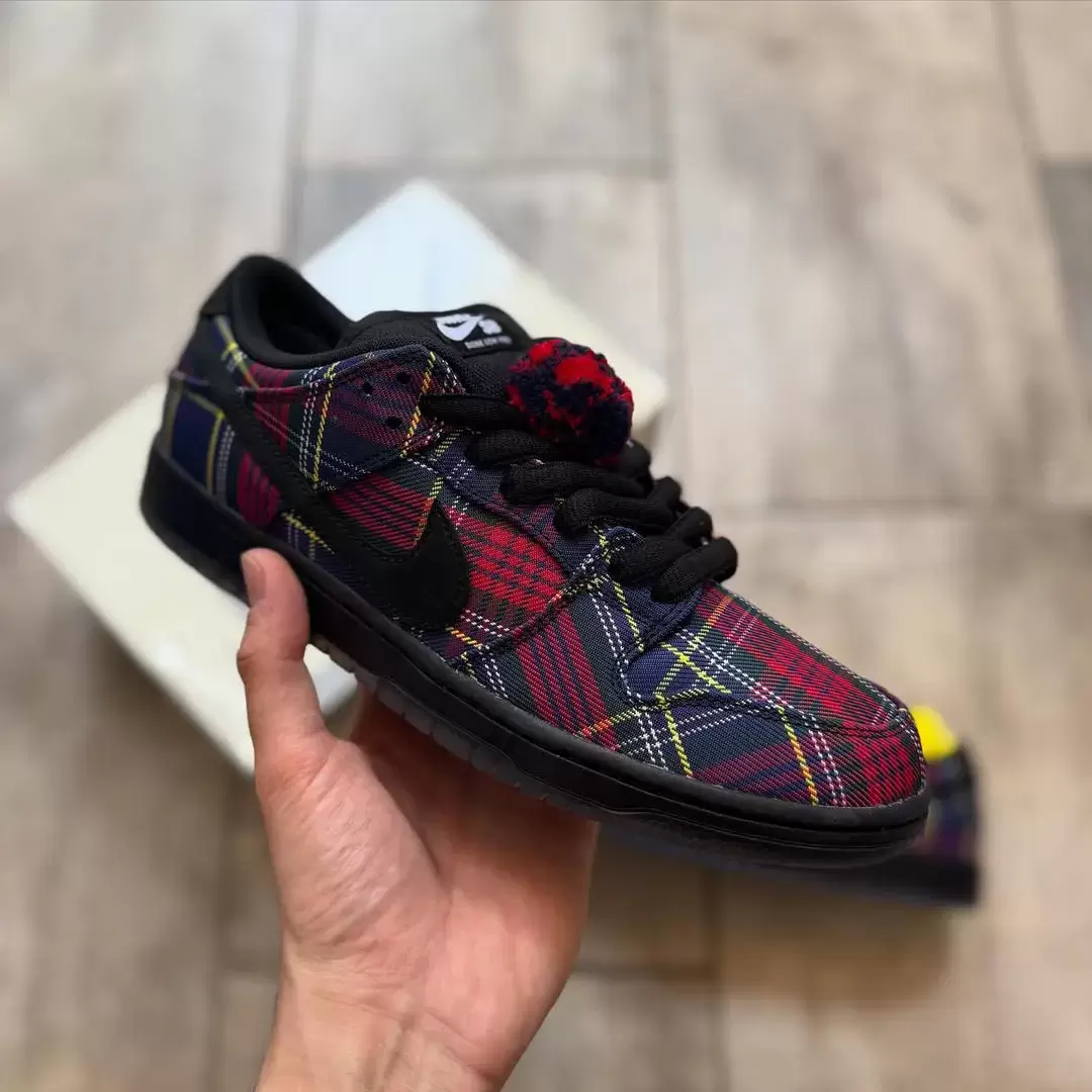 Nardwuar x Nike SB Dunk Low "格子呢 "2025 年假日發佈 Nike SB Dunk Low, Nike SB, Nike - Nardwuar x Nike SB Dunk Low "格子呢 "2025 年假日發佈