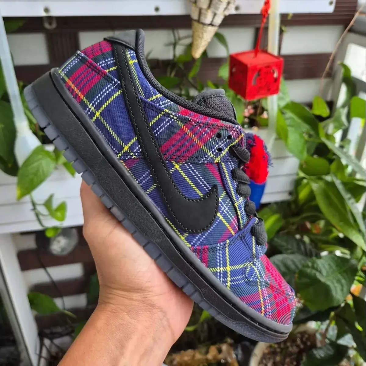 Nardwuar x Nike SB Dunk Low "格子呢 "2025 年假日發佈 Nike SB Dunk Low, Nike SB, Nike - Nardwuar x Nike SB Dunk Low "格子呢 "2025 年假日發佈