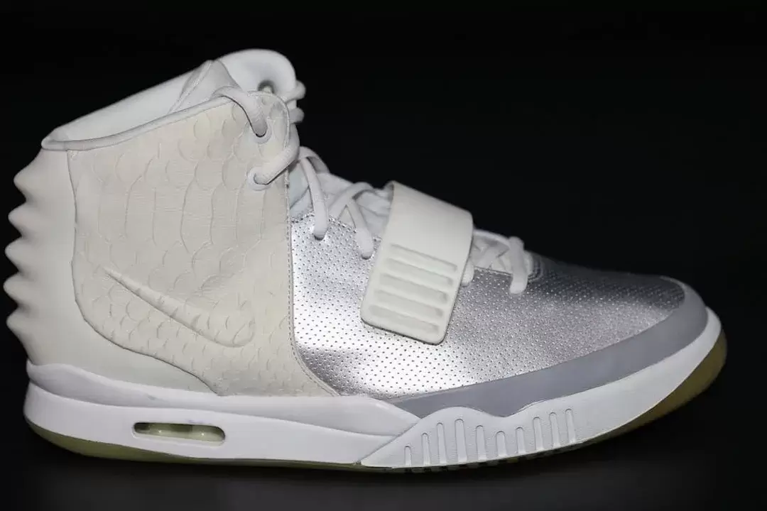 耐克 Air Yeezy 2 "銀色/白色 "樣品浮出水面 YEEZY, Nike Air Yeezy 2, Nike, Kanye West - 耐克 Air Yeezy 2 "銀色/白色 "樣品浮出水面