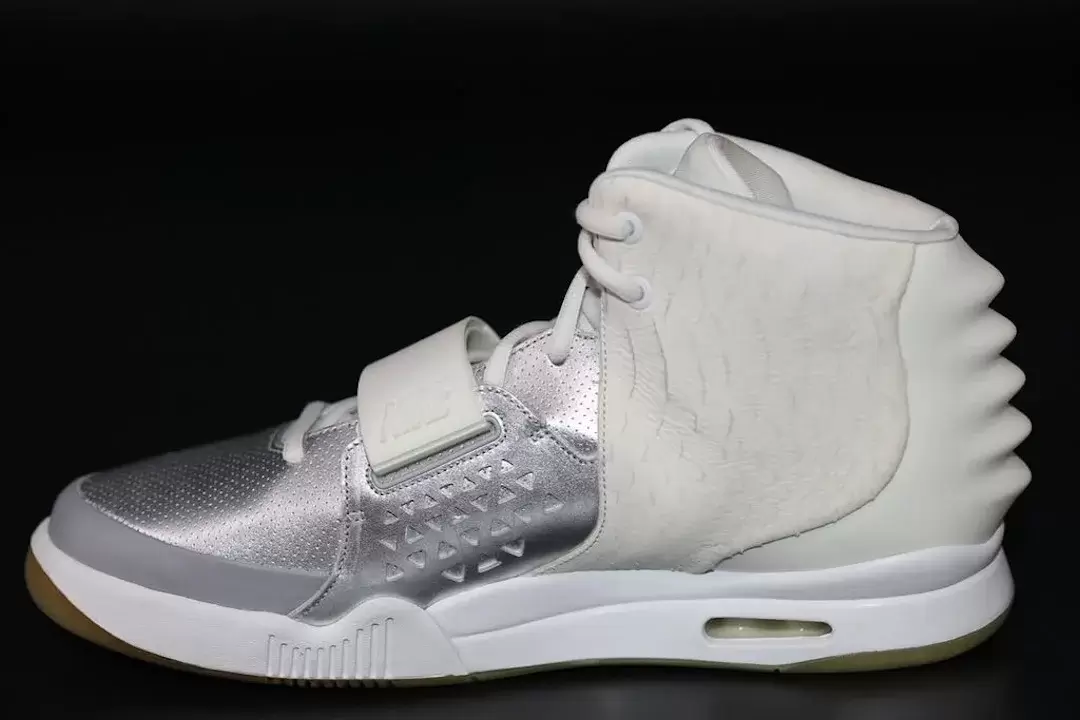 耐克 Air Yeezy 2 "銀色/白色 "樣品浮出水面 YEEZY, Nike Air Yeezy 2, Nike, Kanye West - 耐克 Air Yeezy 2 "銀色/白色 "樣品浮出水面