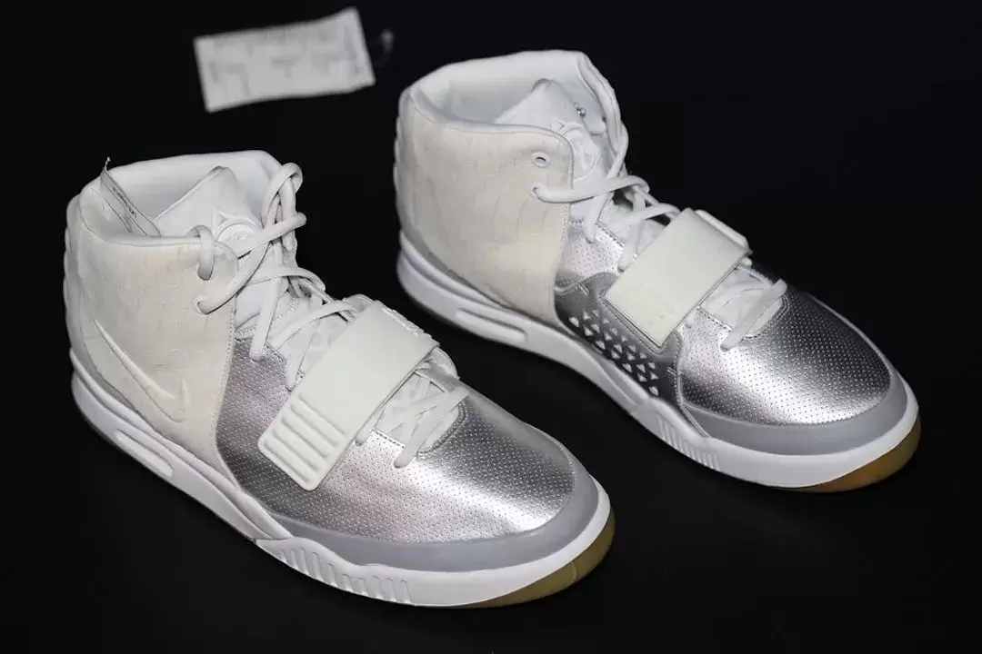 耐克 Air Yeezy 2 "銀色/白色 "樣品浮出水面 YEEZY, Nike Air Yeezy 2, Nike, Kanye West - 耐克 Air Yeezy 2 "銀色/白色 "樣品浮出水面