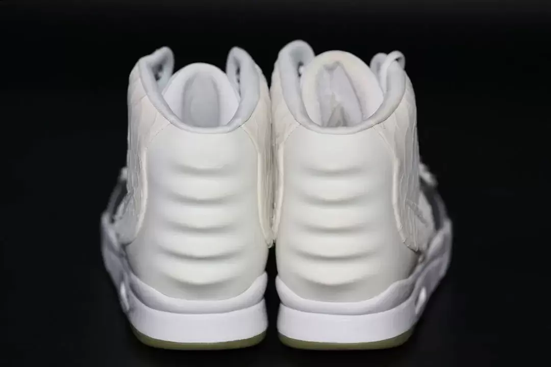 耐克 Air Yeezy 2 "銀色/白色 "樣品浮出水面 YEEZY, Nike Air Yeezy 2, Nike, Kanye West - 耐克 Air Yeezy 2 "銀色/白色 "樣品浮出水面