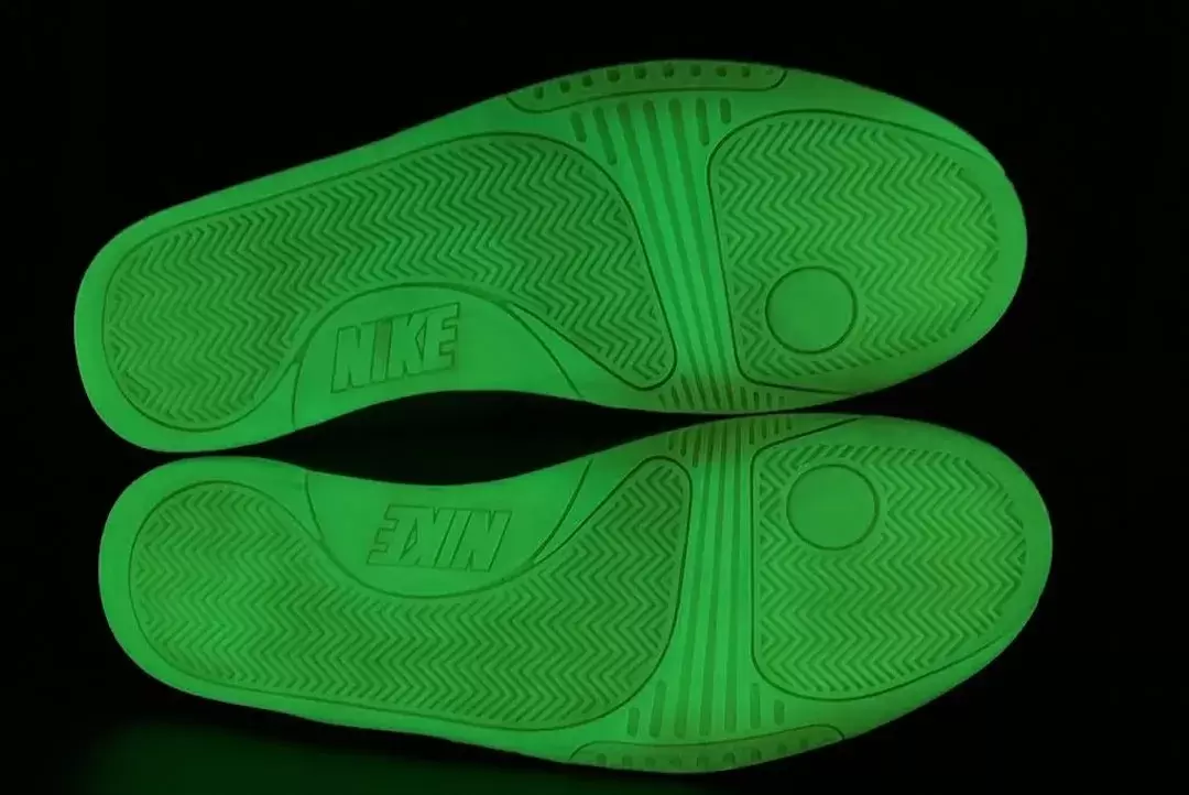 耐克 Air Yeezy 2 "銀色/白色 "樣品浮出水面 YEEZY, Nike Air Yeezy 2, Nike, Kanye West - 耐克 Air Yeezy 2 "銀色/白色 "樣品浮出水面