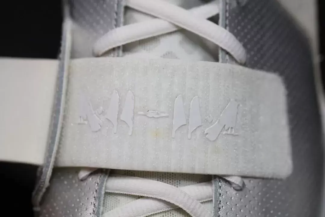 耐克 Air Yeezy 2 "銀色/白色 "樣品浮出水面 YEEZY, Nike Air Yeezy 2, Nike, Kanye West - 耐克 Air Yeezy 2 "銀色/白色 "樣品浮出水面