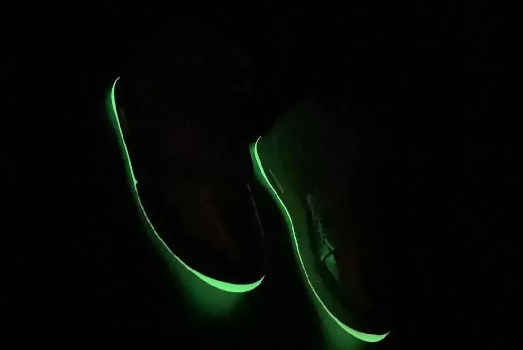 耐克 Air Yeezy 2 "銀色/白色 "樣品浮出水面 YEEZY, Nike Air Yeezy 2, Nike, Kanye West - 耐克 Air Yeezy 2 "銀色/白色 "樣品浮出水面
