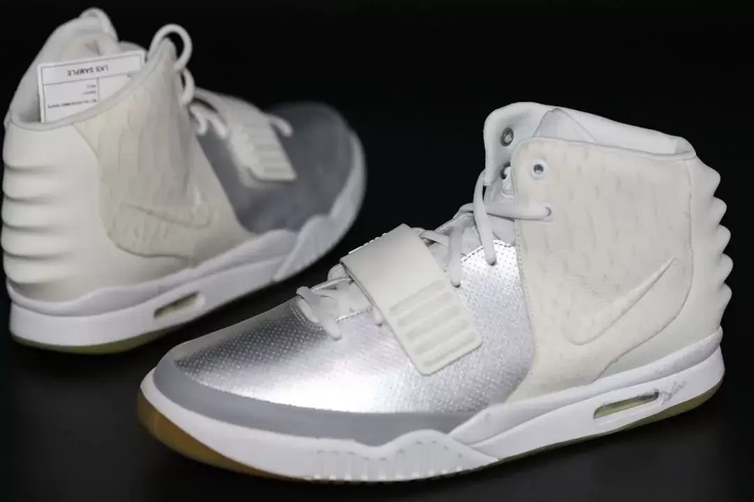 耐克 Air Yeezy 2 "銀色/白色 "樣品浮出水面 YEEZY, Nike Air Yeezy 2, Nike, Kanye West - 耐克 Air Yeezy 2 "銀色/白色 "樣品浮出水面