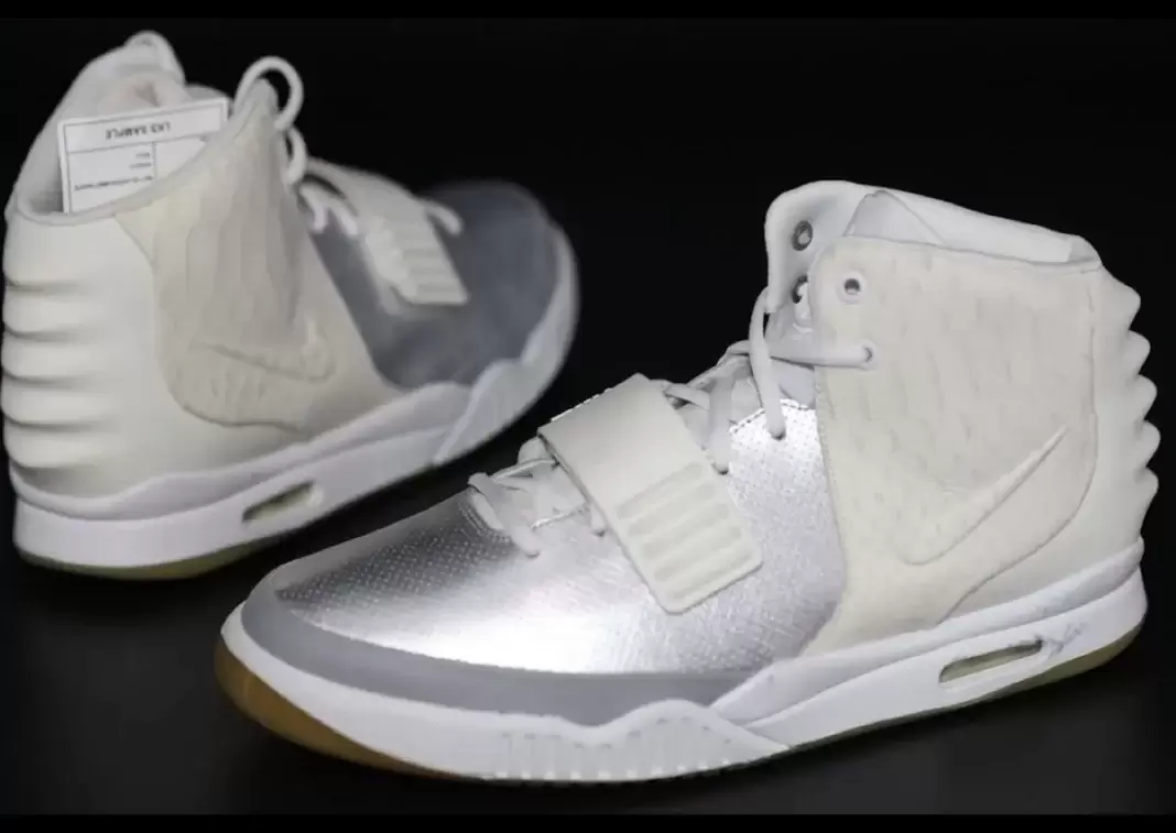 YEEZY, Nike Air Yeezy 2, Nike, Kanye West - 耐克 Air Yeezy 2 "銀色/白色 "樣品浮出水面