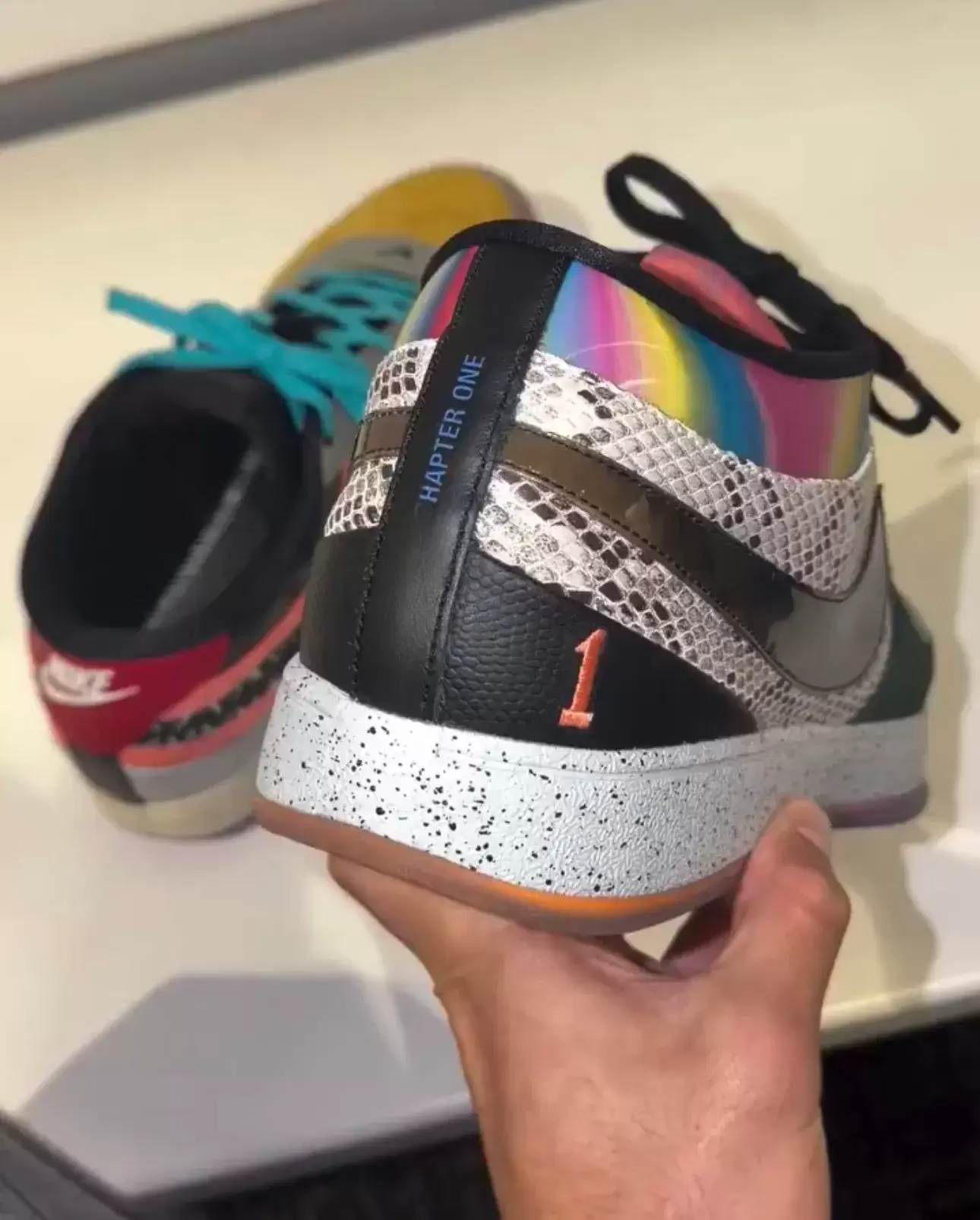 耐克第一冊 "什麼 "為布克的首個簽名系列畫上句號 Nike Book 1, Nike, Devin Booker - 耐克第一冊 "什麼 "為布克的首個簽名系列畫上句號