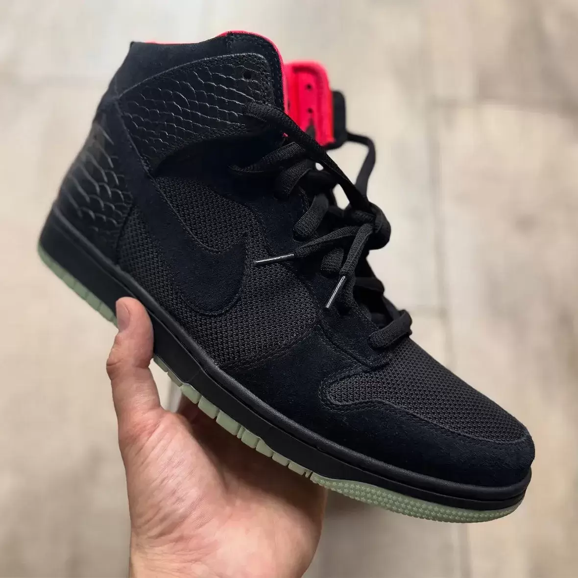 耐克 Dunk High Yeezy 2 "太陽紅 "樣品曝光 YEEZY, Nike Dunk High, Nike, Kanye West - 耐克 Dunk High Yeezy 2 "太陽紅 "樣品曝光
