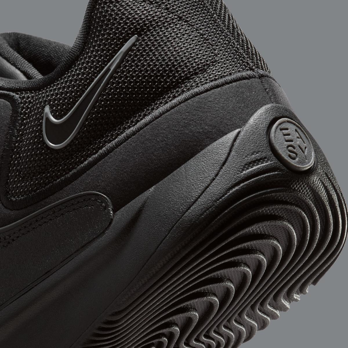 穿着耐克 KD 18 "三重黑 "在球場上馳騁 Nike KD 18, Nike - 穿着耐克 KD 18 "三重黑 "在球場上馳騁