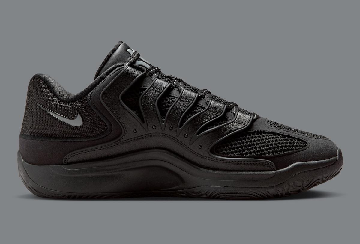 穿着耐克 KD 18 "三重黑 "在球場上馳騁 Nike KD 18, Nike - 穿着耐克 KD 18 "三重黑 "在球場上馳騁