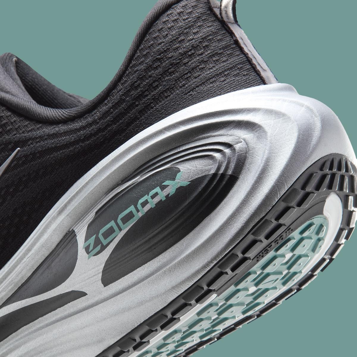 耐克 Vomero Plus "煙灰色/白色 "中底採用抽象圖案,引人注目 Nike Vomero Plus, Nike - 耐克 Vomero Plus "煙灰色/白色 "中底採用抽象圖案,引人注目