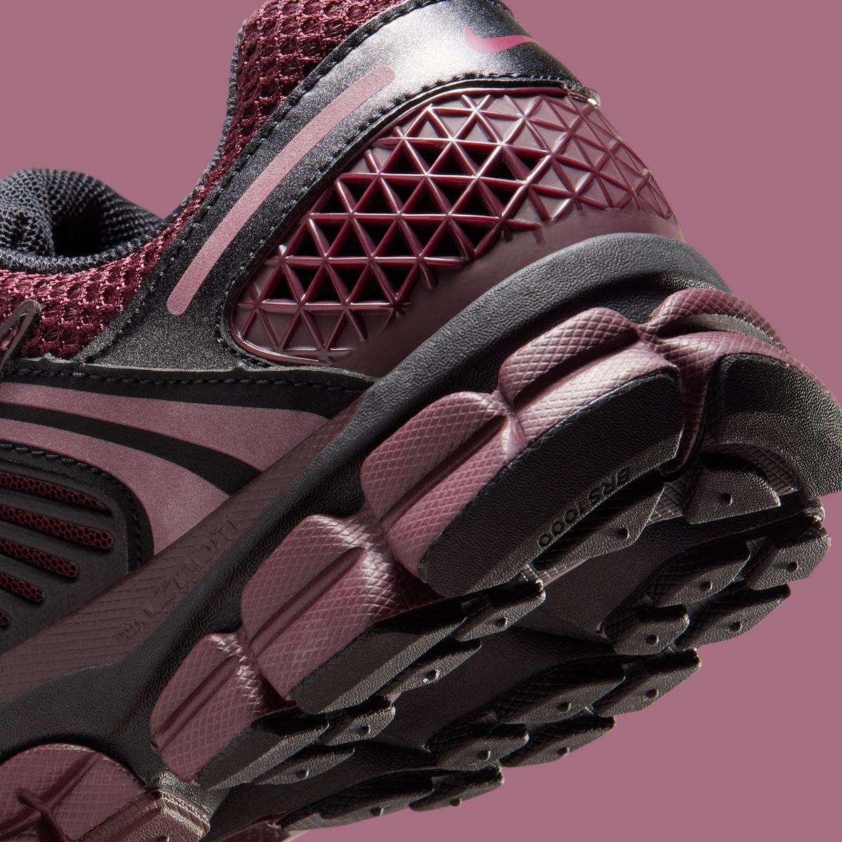 耐克 Zoom Vomero 5 "黑色/勃艮第碎紋 "帶來復古活力 Nike Zoom Vomero 5, Nike - 耐克 Zoom Vomero 5 "黑色/勃艮第碎紋 "帶來復古活力
