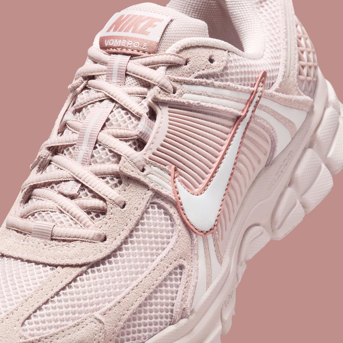 粉紅色調的耐克 Zoom Vomero 5 Nike Zoom Vomero 5, Nike - 粉紅色調的耐克 Zoom Vomero 5