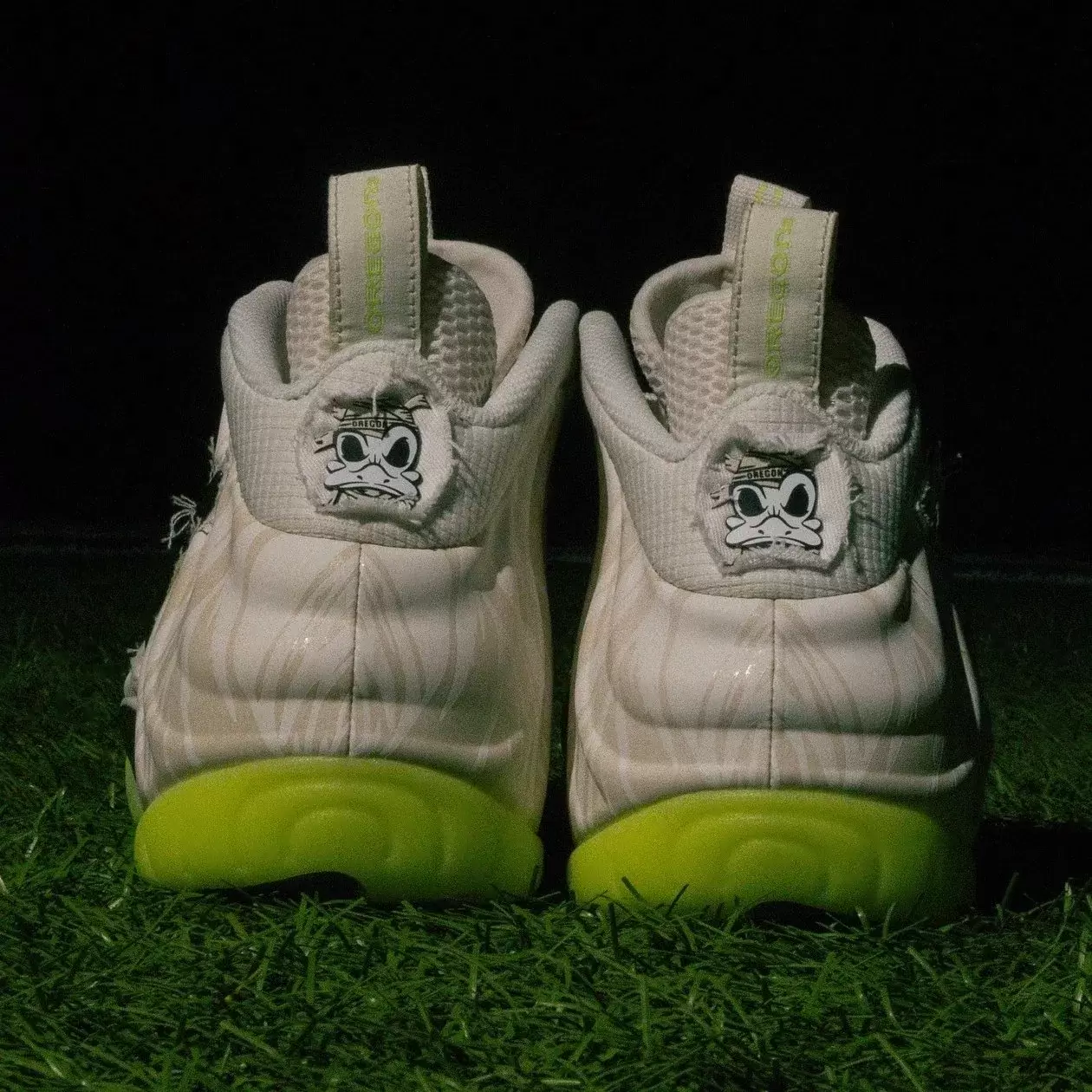 Oregon Ducks, Nike Air Foamposite Pro, Nike - 俄勒岡鴨隊發佈耐克 Air Foamposite Pro "木乃伊鴨 "PE