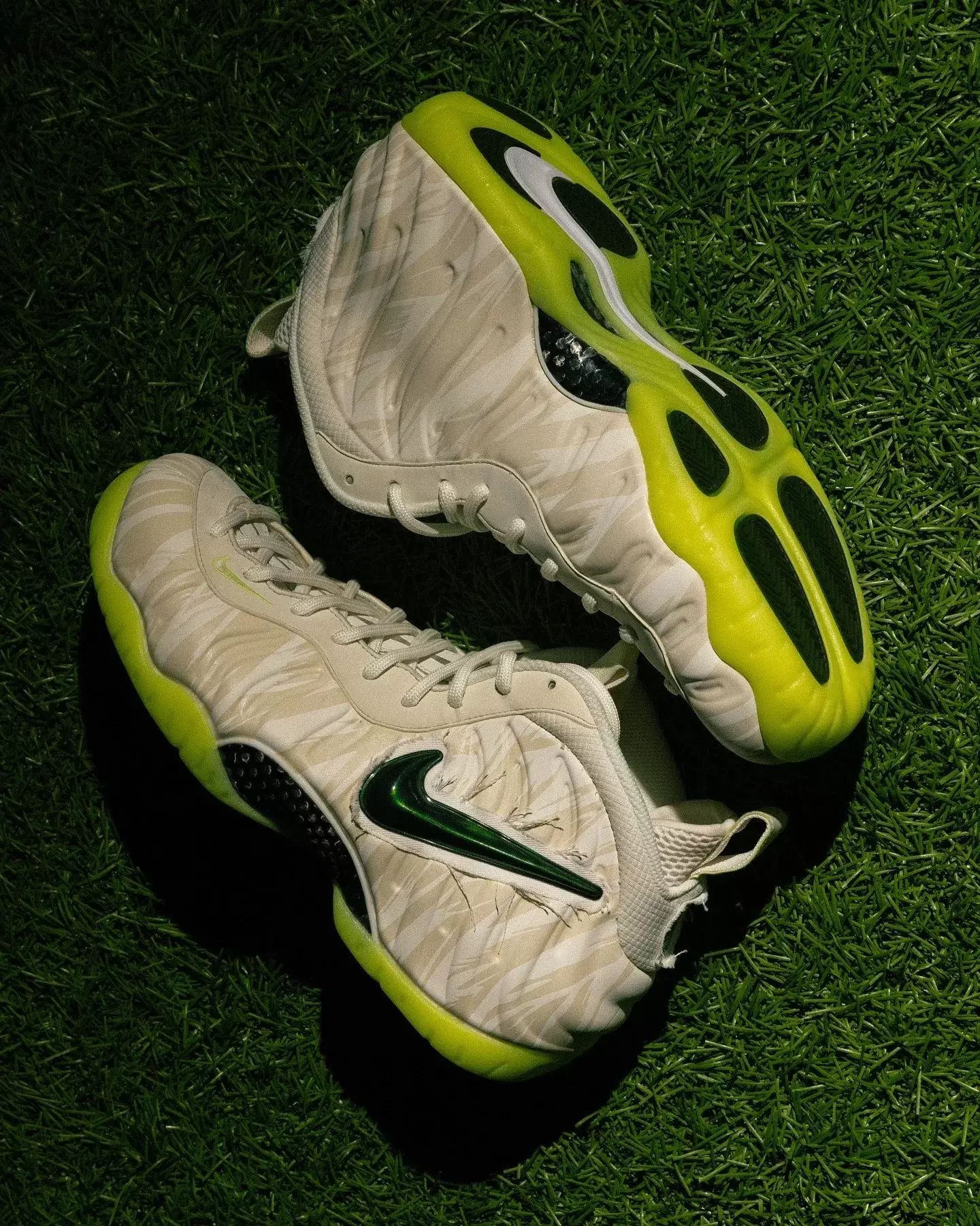 Oregon Ducks, Nike Air Foamposite Pro, Nike - 俄勒岡鴨隊發佈耐克 Air Foamposite Pro "木乃伊鴨 "PE