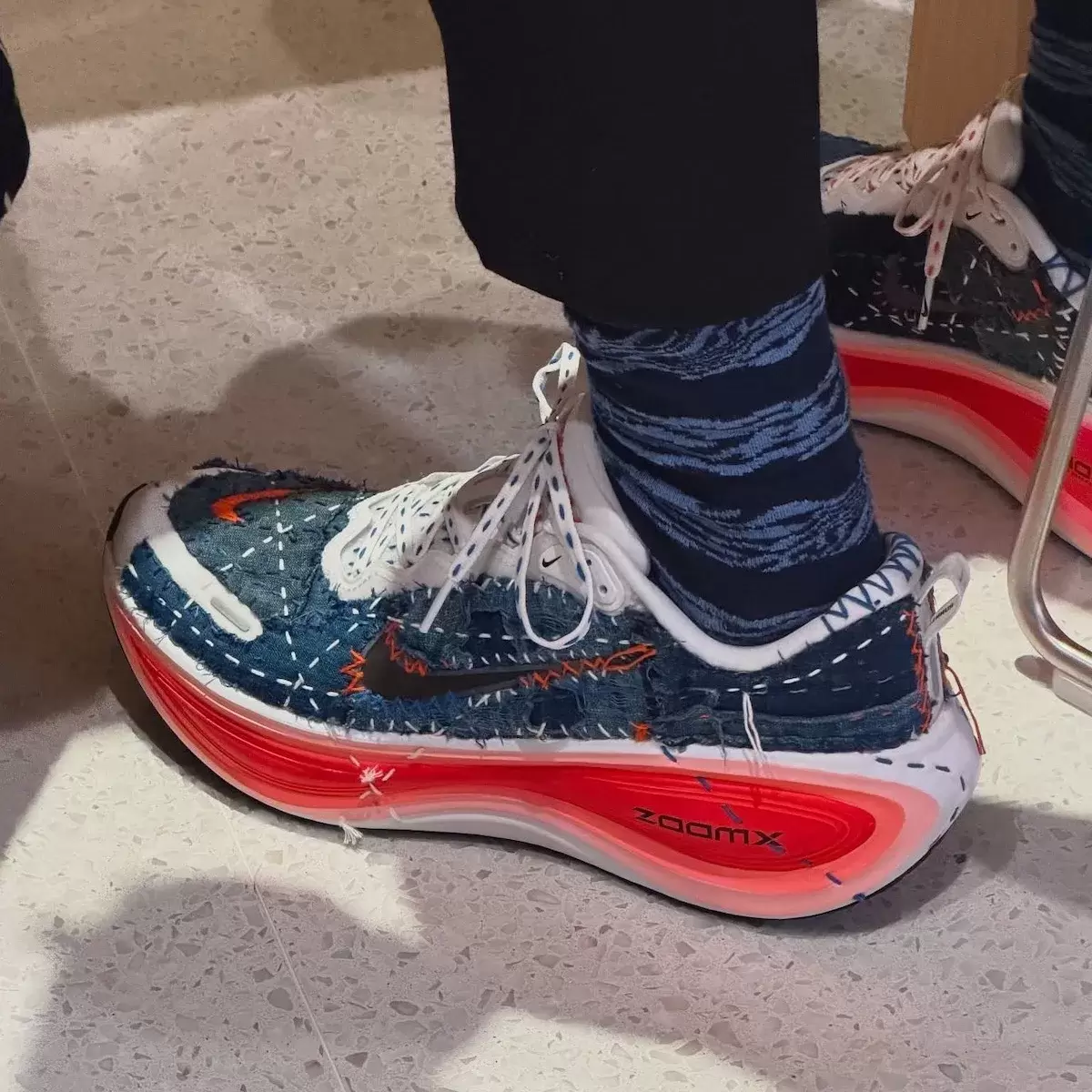 蒂姆-庫克身着定製 Sashiko Nike Vomero Plus現身蘋果銀座店 Travis Scott, Nike Vomero Plus, Nike, atmos - 蒂姆-庫克身着定製 Sashiko Nike Vomero Plus現身蘋果銀座店