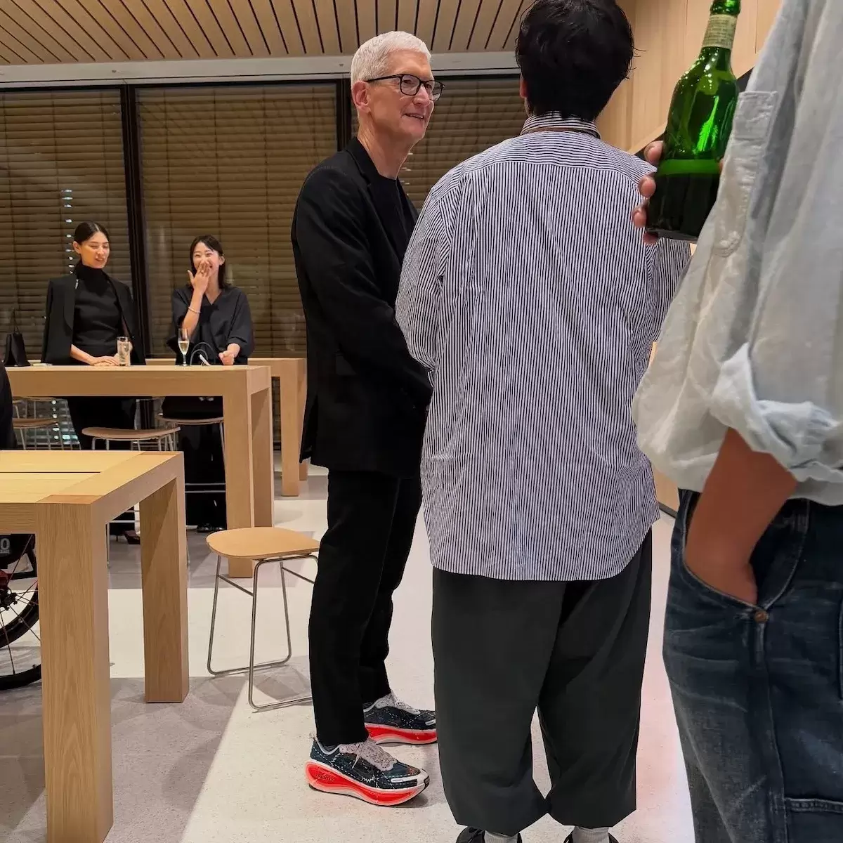 蒂姆-庫克身着定製 Sashiko Nike Vomero Plus現身蘋果銀座店 Travis Scott, Nike Vomero Plus, Nike, atmos - 蒂姆-庫克身着定製 Sashiko Nike Vomero Plus現身蘋果銀座店