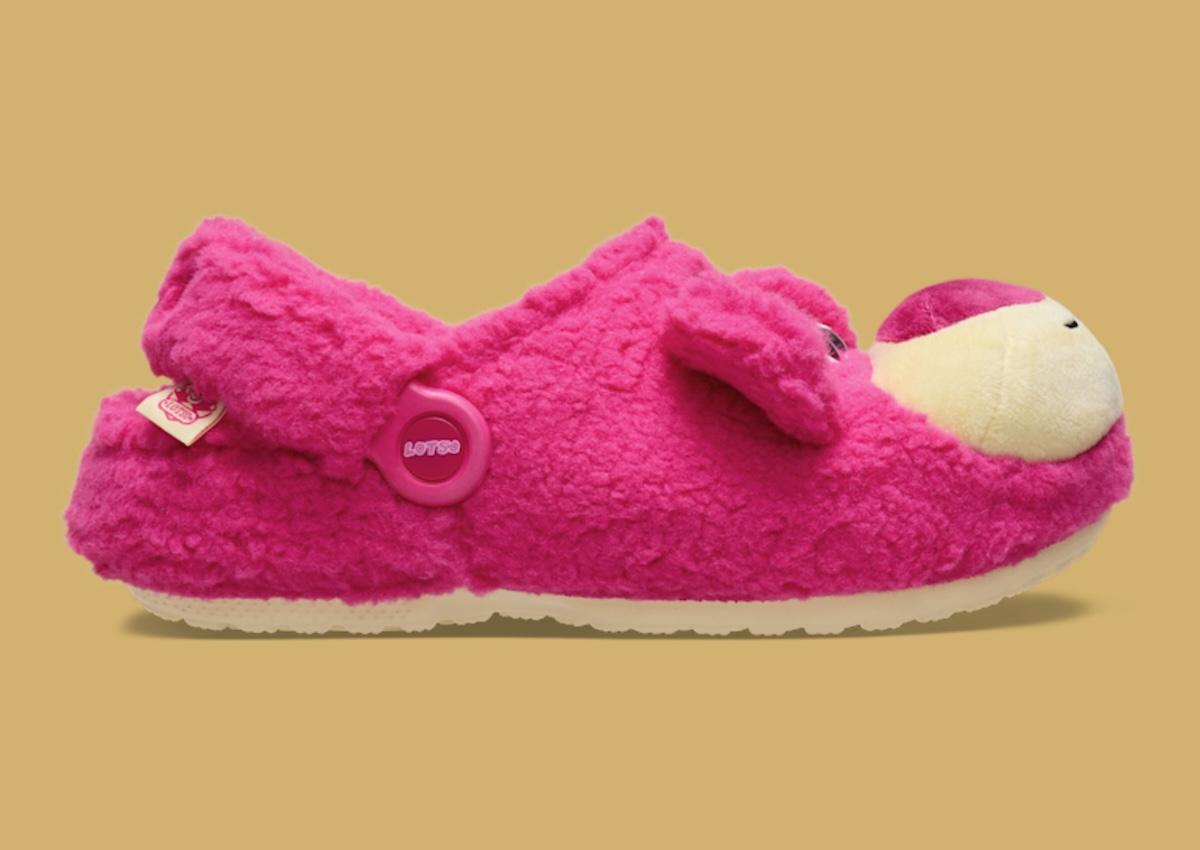 玩具總動員》中的抱抱熊出現在 Crocs 經典木屐上 Crocs - 玩具總動員》中的抱抱熊出現在 Crocs 經典木屐上