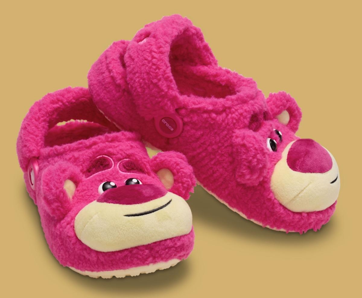 玩具總動員》中的抱抱熊出現在 Crocs 經典木屐上 Crocs - 玩具總動員》中的抱抱熊出現在 Crocs 經典木屐上