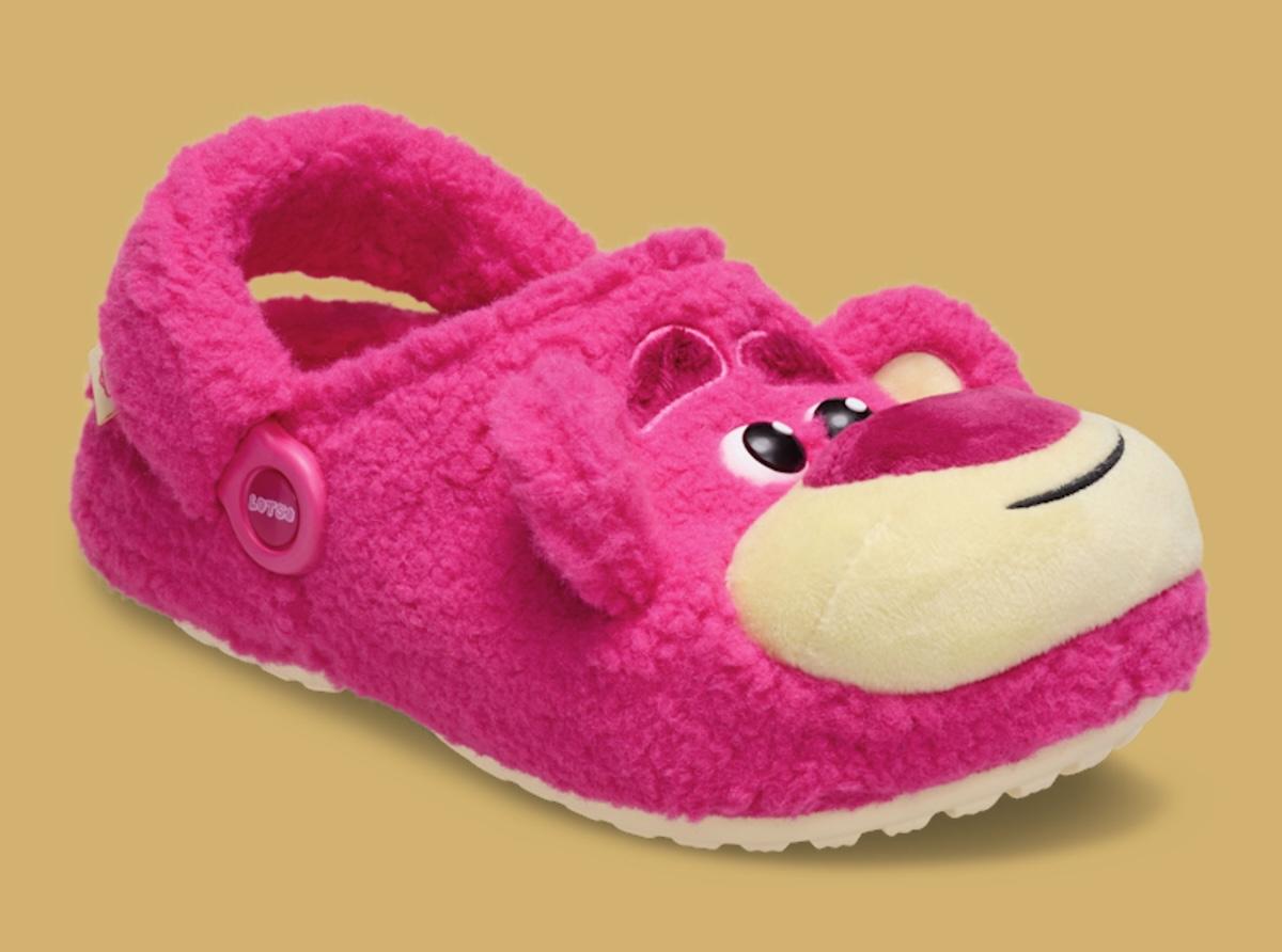 玩具總動員》中的抱抱熊出現在 Crocs 經典木屐上 Crocs - 玩具總動員》中的抱抱熊出現在 Crocs 經典木屐上