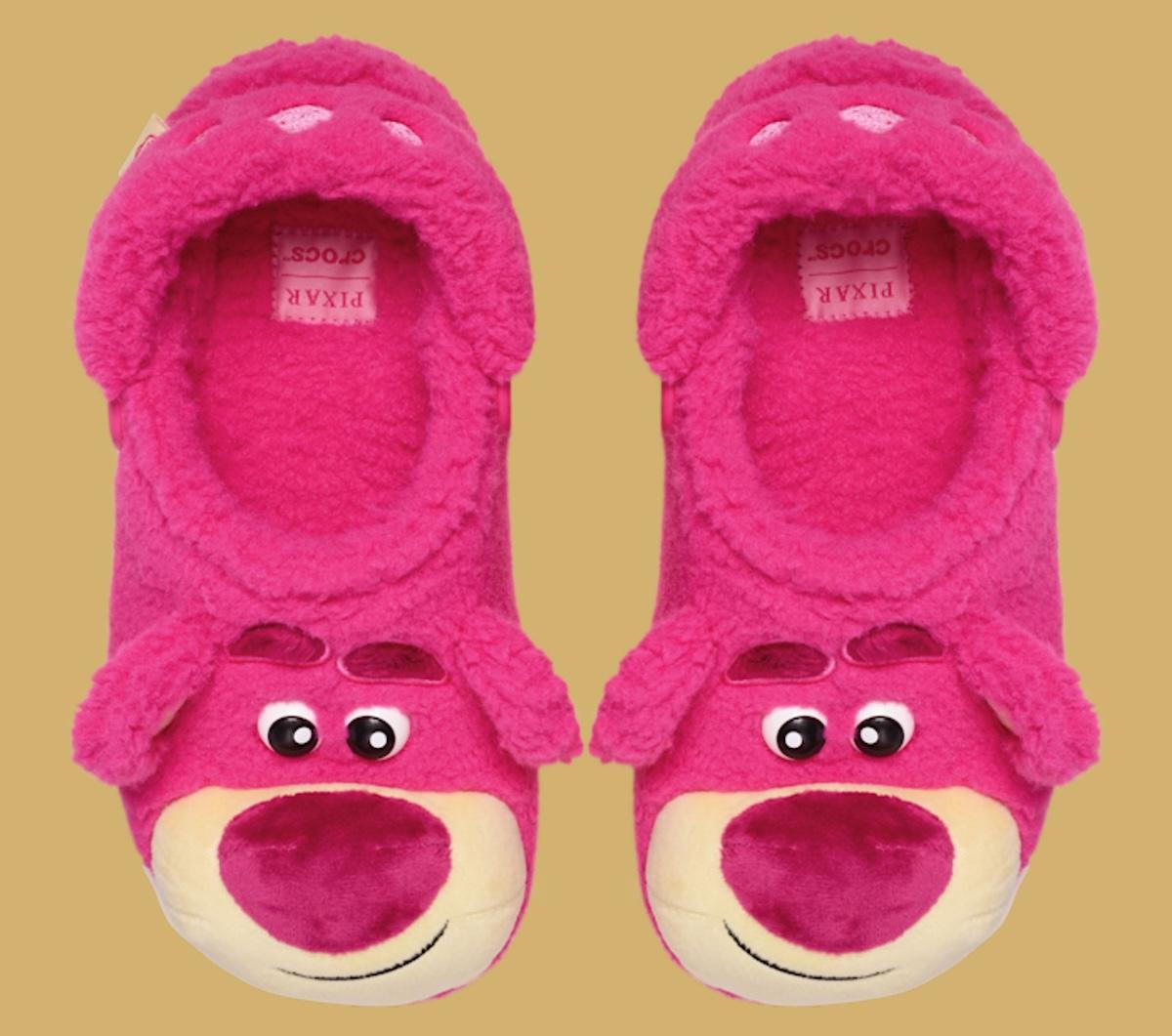 玩具總動員》中的抱抱熊出現在 Crocs 經典木屐上 Crocs - 玩具總動員》中的抱抱熊出現在 Crocs 經典木屐上