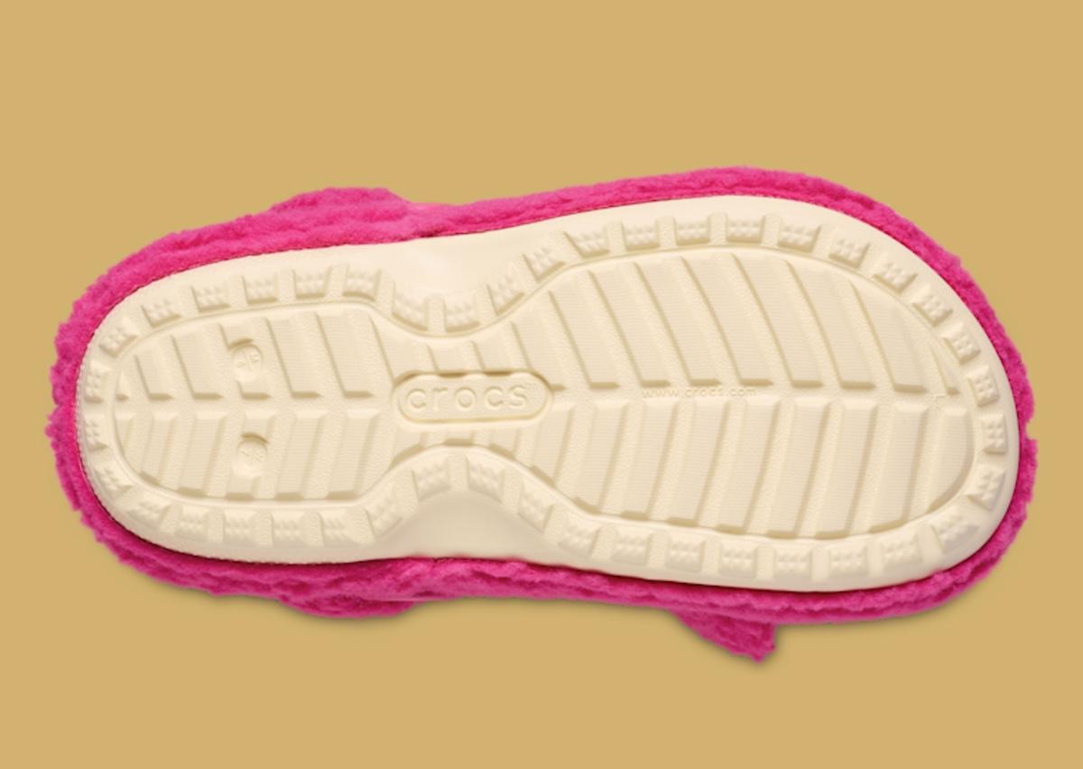 玩具總動員》中的抱抱熊出現在 Crocs 經典木屐上 Crocs - 玩具總動員》中的抱抱熊出現在 Crocs 經典木屐上