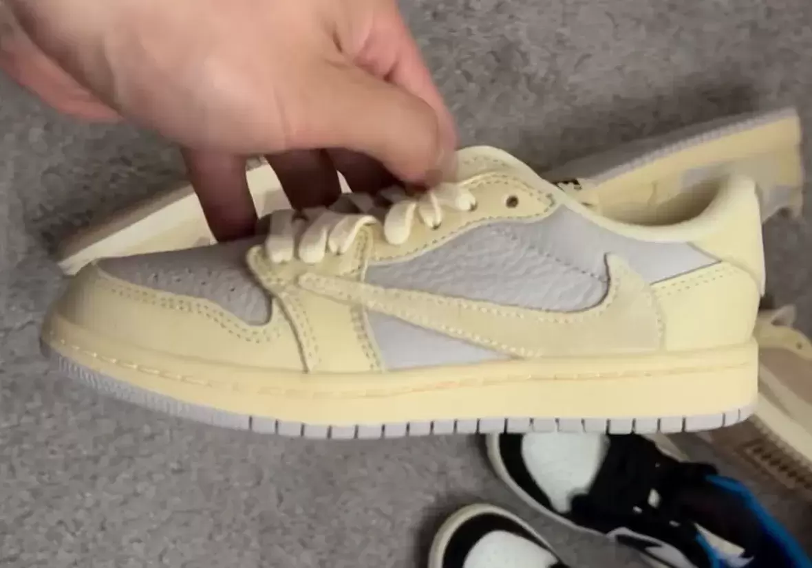 特拉維斯-斯科特 x Air Jordan 1 Low "淡香草 "樣品曝光 Travis Scott Air Jordan 1, Travis Scott, Air Jordan 1 Low, Air Jordan 1 - 特拉維斯-斯科特 x Air Jordan 1 Low "淡香草 "樣品曝光