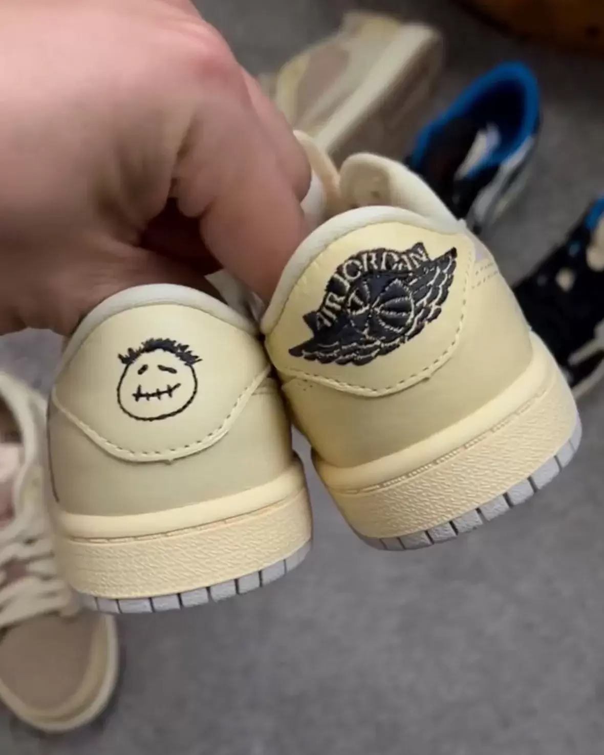 特拉維斯-斯科特 x Air Jordan 1 Low "淡香草 "樣品曝光 Travis Scott Air Jordan 1, Travis Scott, Air Jordan 1 Low, Air Jordan 1 - 特拉維斯-斯科特 x Air Jordan 1 Low "淡香草 "樣品曝光