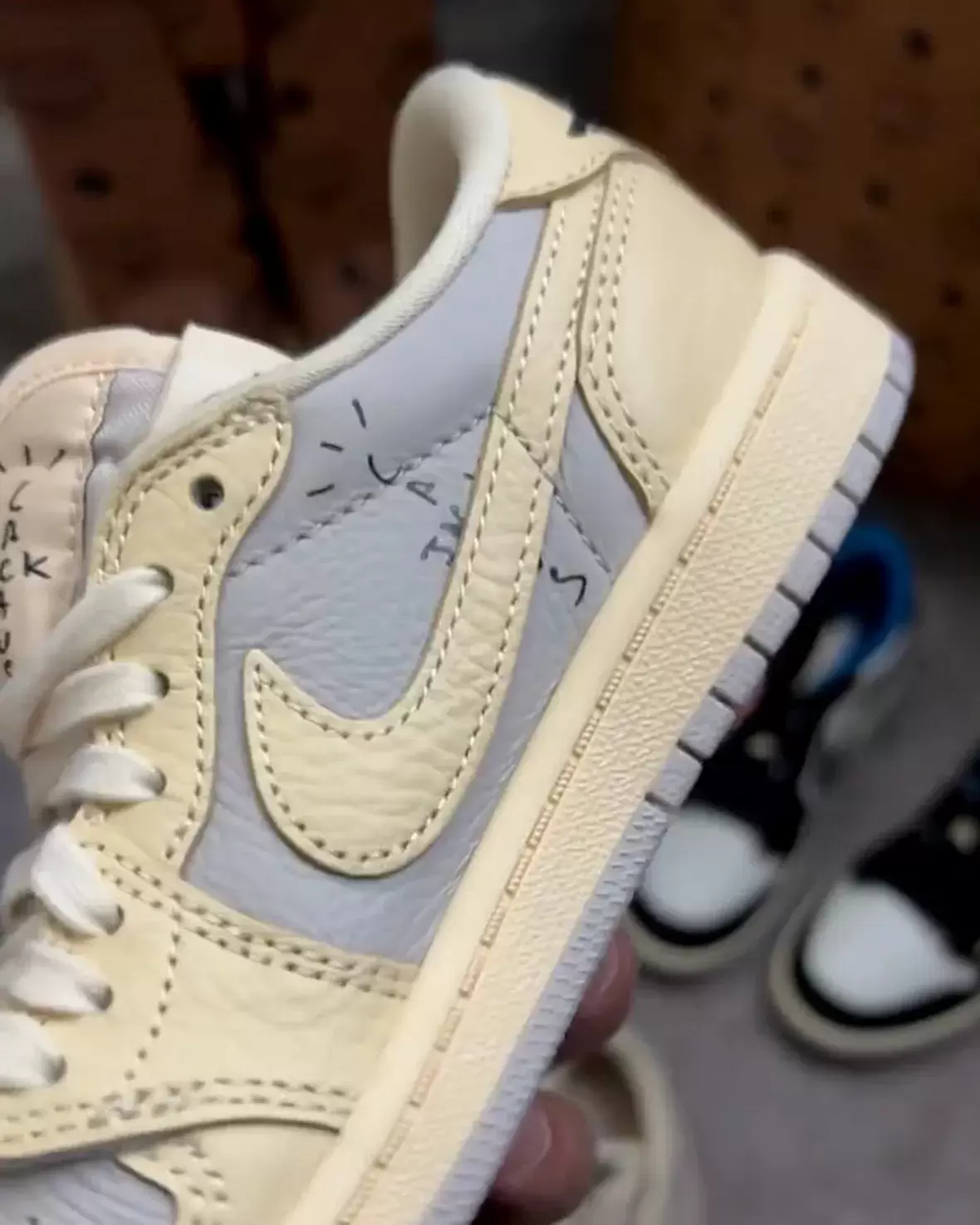 特拉維斯-斯科特 x Air Jordan 1 Low "淡香草 "樣品曝光 Travis Scott Air Jordan 1, Travis Scott, Air Jordan 1 Low, Air Jordan 1 - 特拉維斯-斯科特 x Air Jordan 1 Low "淡香草 "樣品曝光