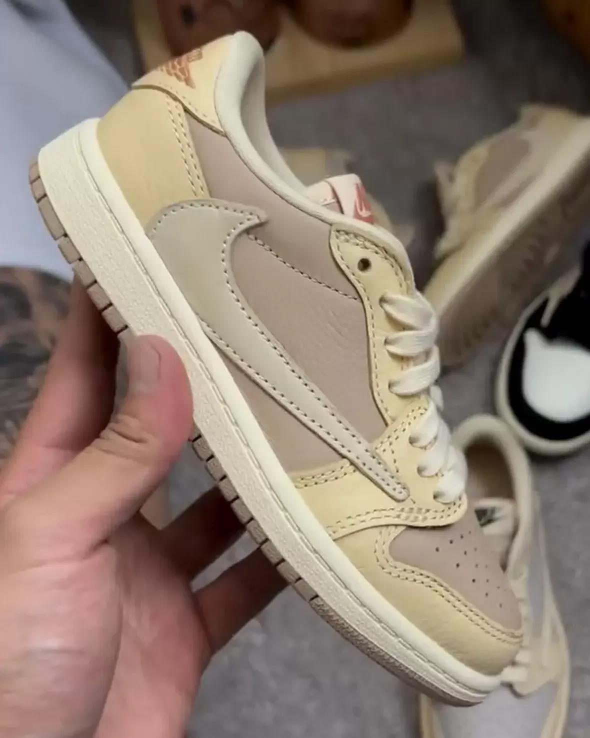 特拉維斯-斯科特 x Air Jordan 1 Low "淡香草 "樣品曝光 Travis Scott Air Jordan 1, Travis Scott, Air Jordan 1 Low, Air Jordan 1 - 特拉維斯-斯科特 x Air Jordan 1 Low "淡香草 "樣品曝光