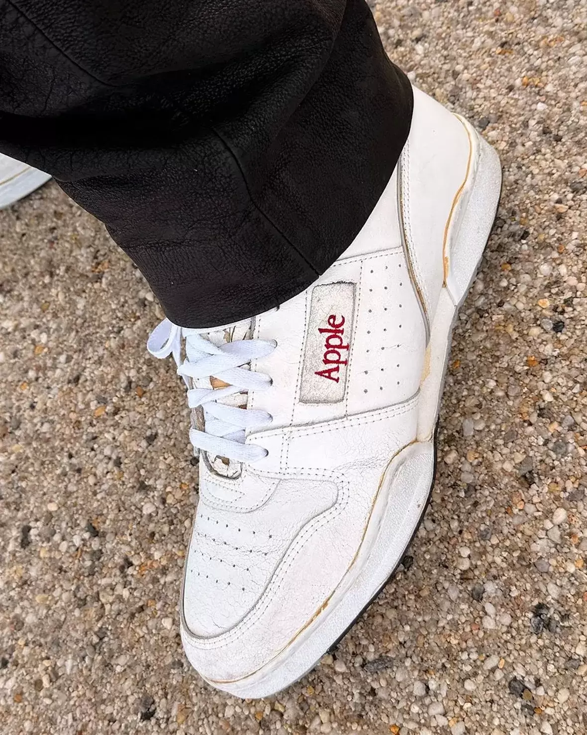 特拉維斯-斯科特穿着復古蘋果運動鞋出席蘋果活動 Travis Scott, Sneakers, fragment design - 特拉維斯-斯科特穿着復古蘋果運動鞋出席蘋果活動