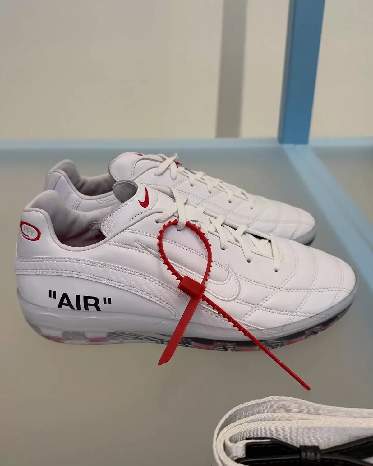 Virgil Abloh 的 Off-White Nike 足球戰靴在巴黎亮相 Virgil Abloh, Off-White, Nike Tiempo, Nike Cryoshot, Nike - Virgil Abloh 的 Off-White Nike 足球戰靴在巴黎亮相