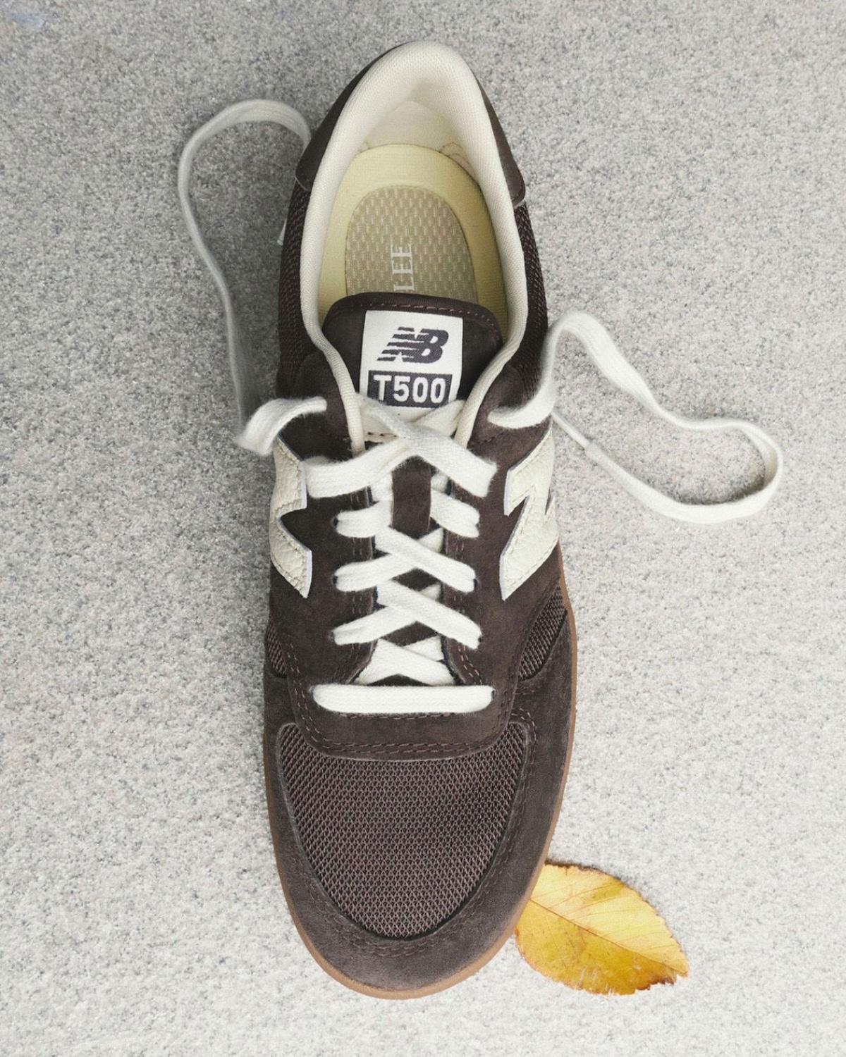 AURALEE x New Balance T500 復古棕色和象牙色款式,重現經典。 New Balance T500, New Balance, AURALEE - AURALEE x New Balance T500 復古棕色和象牙色款式,重現經典。